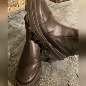 Sorel womens size 8.5 waterproof pull-on Chelsea boots. Black leather, lug sole.